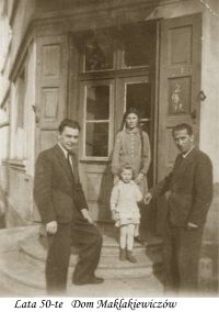 Jan Adam z córką Kingą przed mszczonowskim domem - lata 40-te