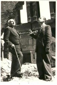 Przy ruinach Filharmonii Warszawskiej - lata 40-te