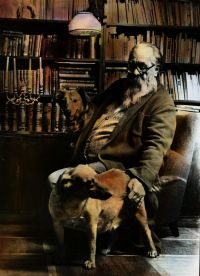 Szymon Kobyliński - portret siedzącego mężczyzny z brodą, obok niego stoi pies