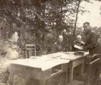 Wincenty Wnuk z mężczyznami przy stole