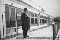 Inicjator powstania Społecznego Komitetu Budowy Przedszkola - Pan Wacław Domalski przed nowym budynkiem przedszkola - 1965...