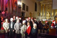 Grupa dzieci występujących podczas koncertu świątecznego w kościele pw. Św. Jana Chrzciciela w Mszczonowie