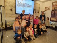 Grupa przedszkolaków w Izbie Pamięci Rodziny Maklakiewiczów