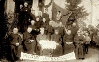 przywitanie biskupa przełom lat 20, 30, zdjęcie przed plebanią w Mszczonowie, ks. Zakrzewski, djecezja Warszawska