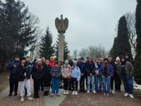 Grupa młodzieży przy pomniku