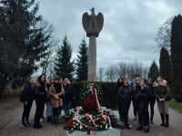 Grupa młodzieży przy pomniku