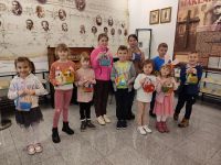 Grupa dzieci w Izbie Pamięci Rodziny Maklakiewiczów