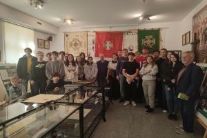 Zdjęcie: Starszy mężczyzna opowiadający historię harcerstwa lokalnej młodzieży