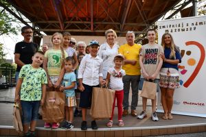 Zdjęcie: uczestnicy konkursu Wiedzy o rodzinie Maklakiewiczów podczas wydarzenia "Ścieżkami Jana Adama Maklakiewicza -...