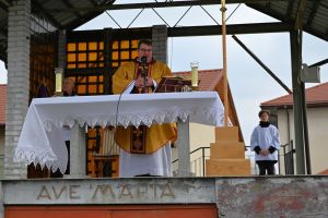 Zdjęcie: Ksiądz odprawiający mszę świętą w na cmentarzu