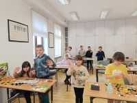 Uczestnicy ferii zimowych w Izbie Pamięci