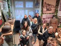 Zdjęcie: osoby uczestniczące w nocy muzeów