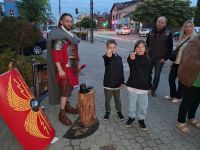 Zdjęcie: osoby uczestniczące w nocy muzeów